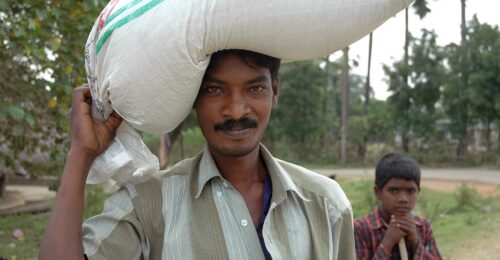 Säästöliekitetyn Intian voitto: Maaseudun parasiitit antoivat pääministerille opetuksen