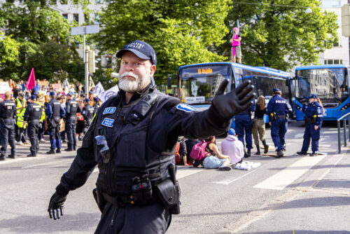Poliisi laillisuuden rajamailla: onko suhtautuminen mielenosoituksiin muuttunut?